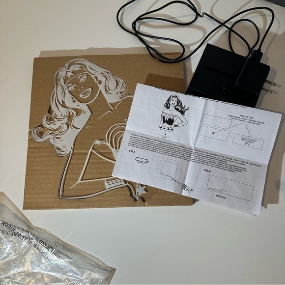 Wonder Woman light and comic bundle - Picture 5 of 9